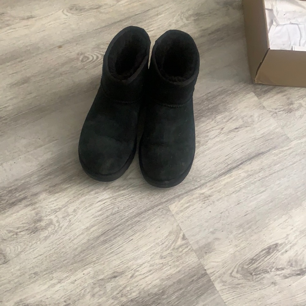 Black ugg boots